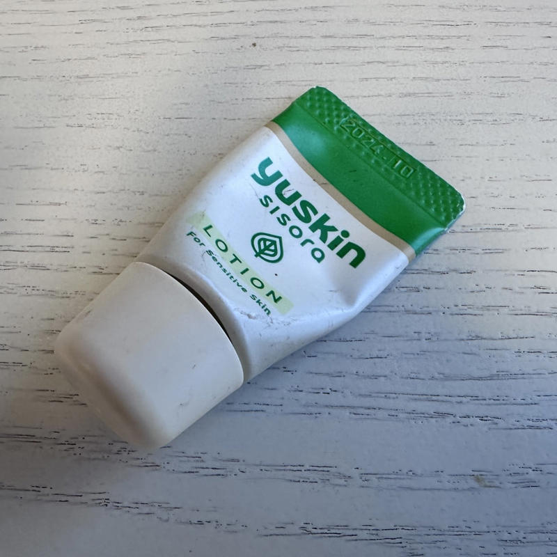 チューブの中、まだ残っていることも, 1.底をカットします, 2.底からキャップを入れます, 3.容器に入れます, まだまだ使えるハンドクリーム, 保管するときの注意点, 使い切ったとあきらめないで