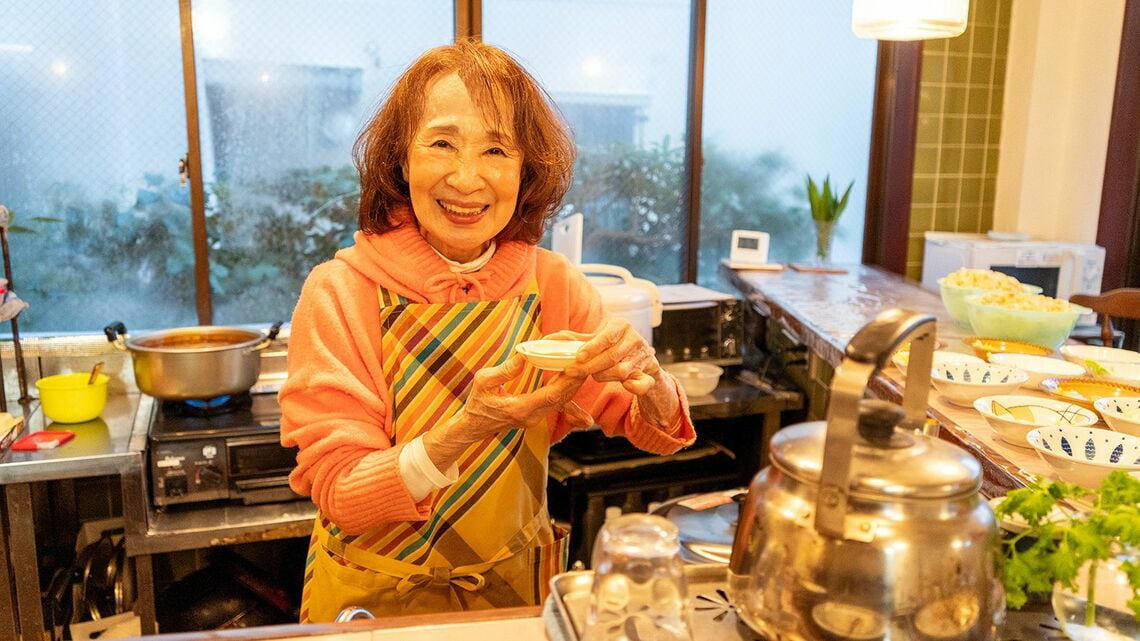 35人分の食材を求めてスーパーをはしご, 1週間分の献立を暗記し食材を管理, 唐揚げは「おやつ」, 65年続く「食事付き学生寮」の歩み, 自分のリズムで動くことが日常を支える, 「一日でも長く」