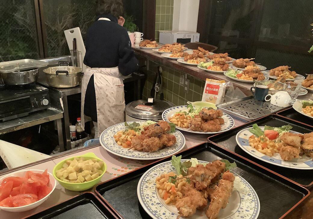 35人分の食材を求めてスーパーをはしご, 1週間分の献立を暗記し食材を管理, 唐揚げは「おやつ」, 65年続く「食事付き学生寮」の歩み, 自分のリズムで動くことが日常を支える, 「一日でも長く」