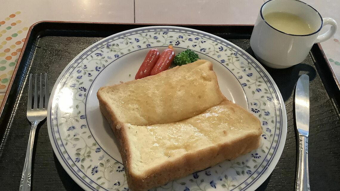 35人分の食材を求めてスーパーをはしご, 1週間分の献立を暗記し食材を管理, 唐揚げは「おやつ」, 65年続く「食事付き学生寮」の歩み, 自分のリズムで動くことが日常を支える, 「一日でも長く」