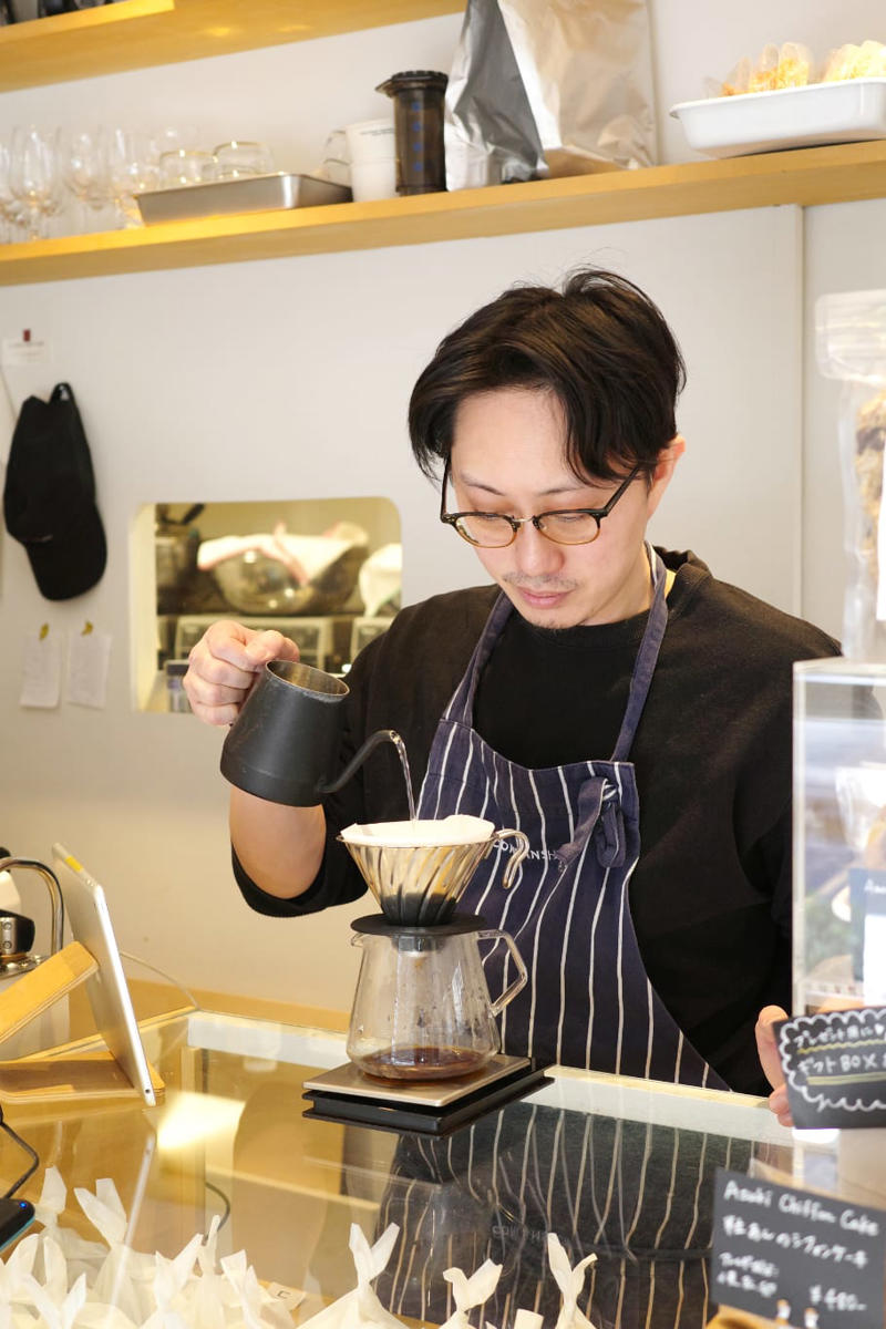 世界中で愛される“おやつ時間”を。香りに連れられて思わず入ってしまうお店 , バックグラウンドがなく始めたお店。専門性がないからこそ、届けられるものがある, 「OYATSUYA SUN」だからこそ作る、バスクチーズケーキとスコーンを堪能, なくてもいい。けれどあったら幸せ。ご夫婦が作りだす「おやつ」の力とは