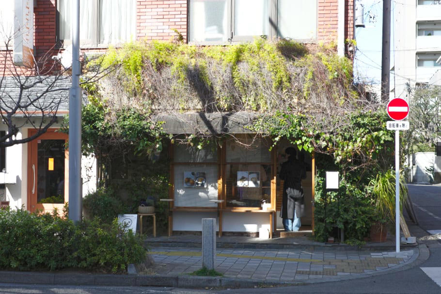世界中で愛される“おやつ時間”を。香りに連れられて思わず入ってしまうお店 , バックグラウンドがなく始めたお店。専門性がないからこそ、届けられるものがある, 「OYATSUYA SUN」だからこそ作る、バスクチーズケーキとスコーンを堪能, なくてもいい。けれどあったら幸せ。ご夫婦が作りだす「おやつ」の力とは