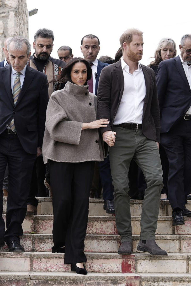 The deeper meaning behind Meghan's jewellery choice, Meghan's engagement ring – all the details, Meghan's extra diamond sparkler, A minimalist look