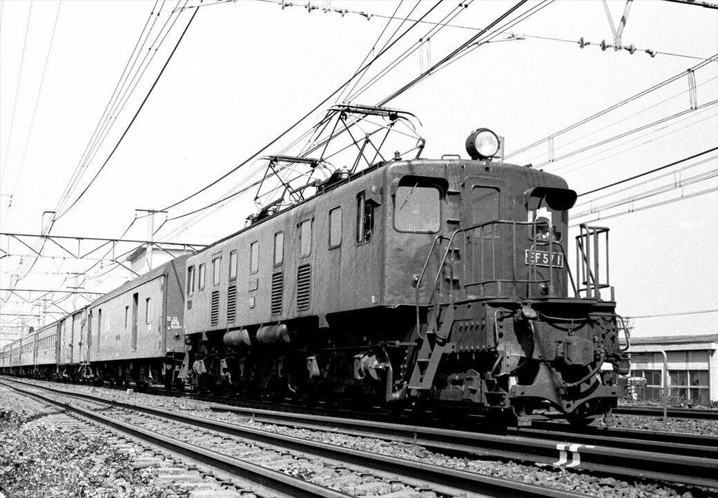 輸入から始まった電気機関車の歴史, EF53形やEF10形「大型機」の活躍, 「ゴーナナ」か「ゴーハチ」か, 「戦時型」EF13形と戦後生まれのEF15形, デッキ付きは「昭和の電気機関車」の顔