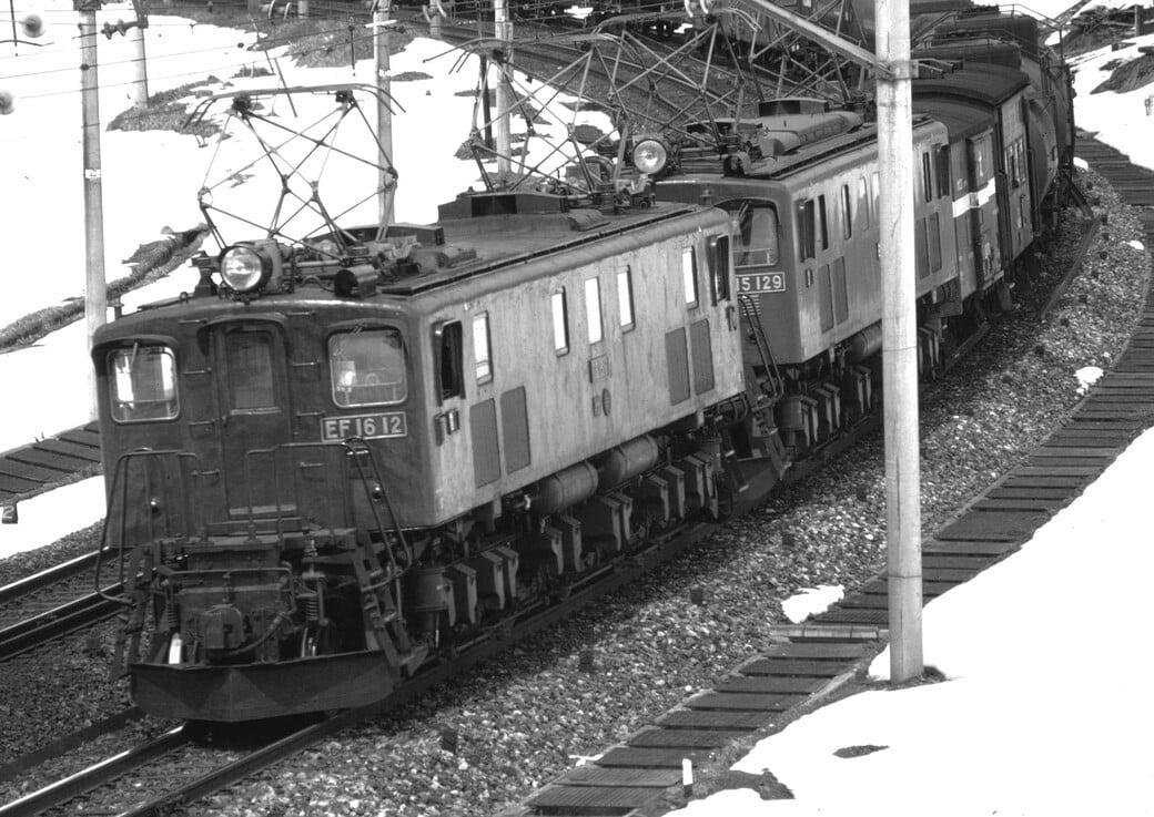 輸入から始まった電気機関車の歴史, EF53形やEF10形「大型機」の活躍, 「ゴーナナ」か「ゴーハチ」か, 「戦時型」EF13形と戦後生まれのEF15形, デッキ付きは「昭和の電気機関車」の顔