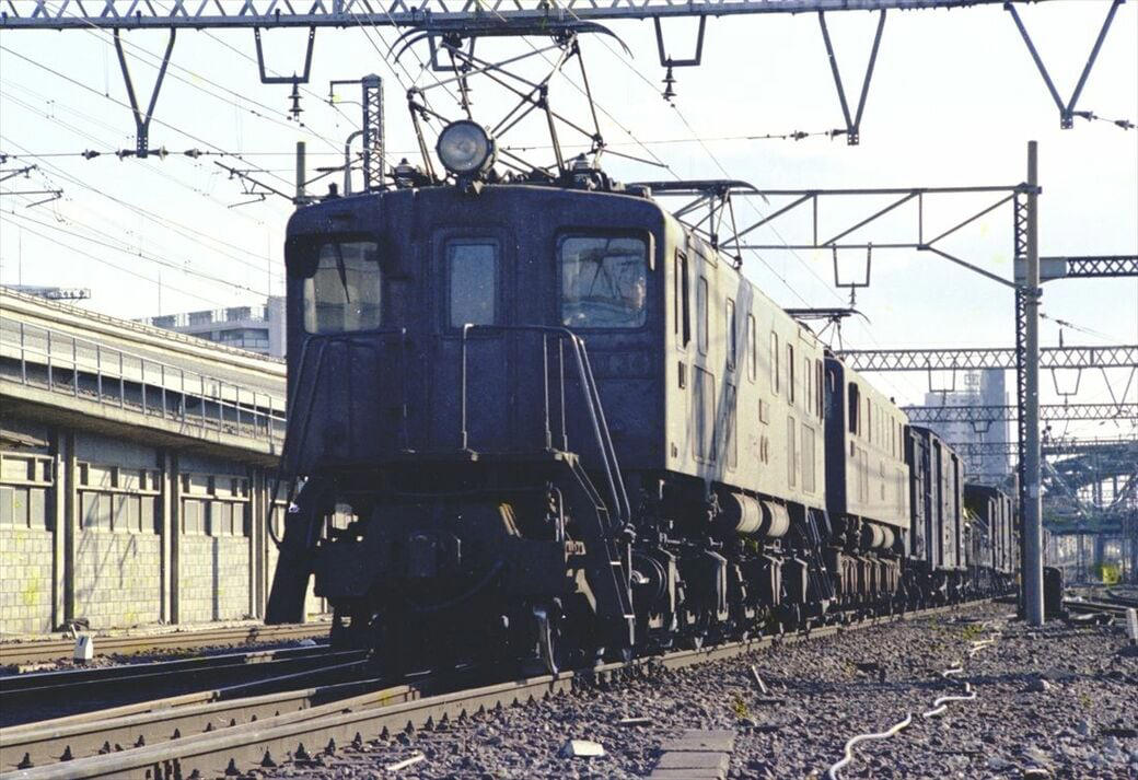 輸入から始まった電気機関車の歴史, EF53形やEF10形「大型機」の活躍, 「ゴーナナ」か「ゴーハチ」か, 「戦時型」EF13形と戦後生まれのEF15形, デッキ付きは「昭和の電気機関車」の顔
