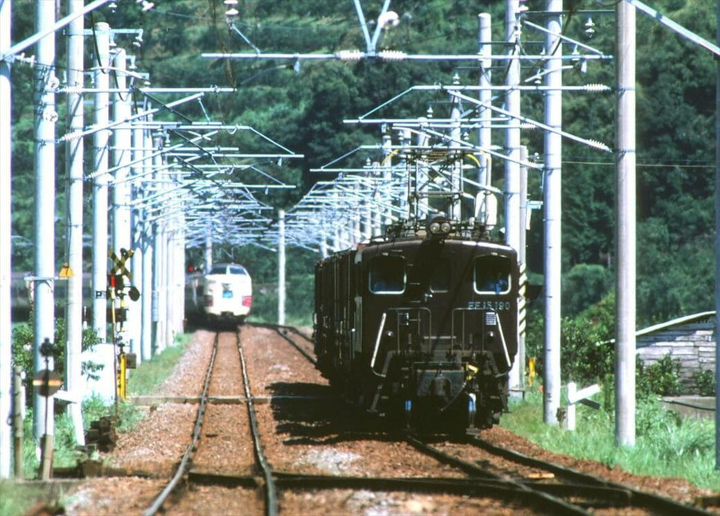 輸入から始まった電気機関車の歴史, EF53形やEF10形「大型機」の活躍, 「ゴーナナ」か「ゴーハチ」か, 「戦時型」EF13形と戦後生まれのEF15形, デッキ付きは「昭和の電気機関車」の顔