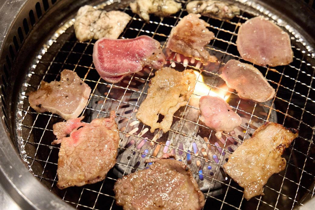 コロナ禍に展開を始めた幻の焼肉チェーン, ジェラートショーケースが印象的な店内, サイドメニュー豊富な食べ放題, 「胃袋が目覚める」豚タンから実食, 屋台感覚のサイドメニューも楽しい, 謎チェーンはお得な「プチ贅沢焼肉店」だった