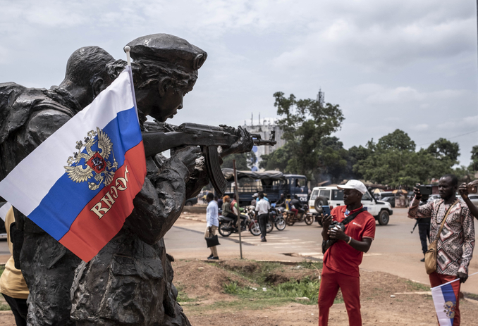 戦争の中でも続くロシアの武器輸出, 30カ国に軍需物資供給し外貨確保, 制裁で減少した伝統市場, アフリカの軍事政権を新市場として攻略, 長期的には輸出に限界も