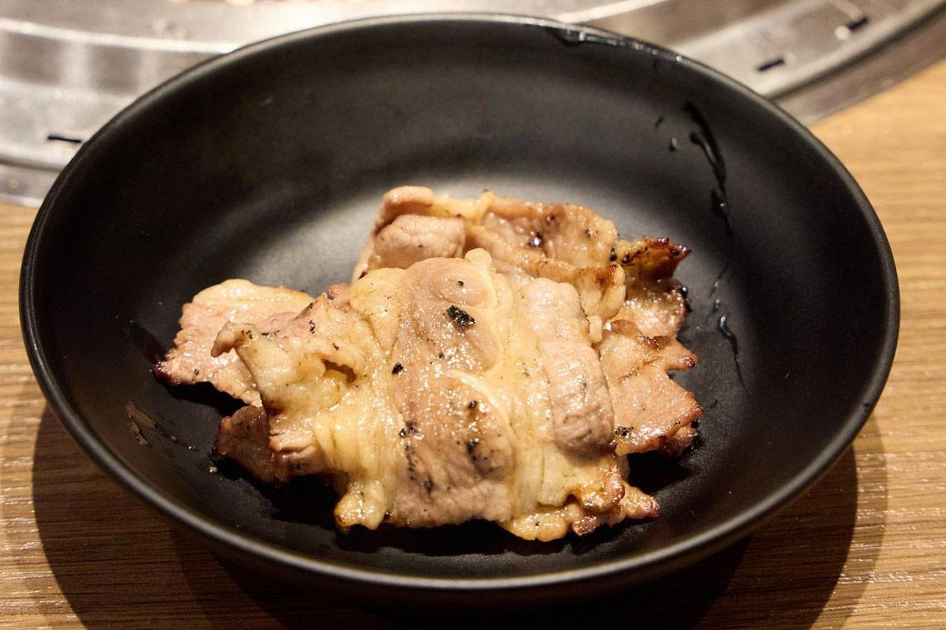 コロナ禍に展開を始めた幻の焼肉チェーン, ジェラートショーケースが印象的な店内, サイドメニュー豊富な食べ放題, 「胃袋が目覚める」豚タンから実食, 屋台感覚のサイドメニューも楽しい, 謎チェーンはお得な「プチ贅沢焼肉店」だった