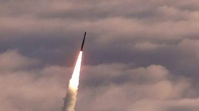 戦争の中でも続くロシアの武器輸出, 30カ国に軍需物資供給し外貨確保, 制裁で減少した伝統市場, アフリカの軍事政権を新市場として攻略, 長期的には輸出に限界も