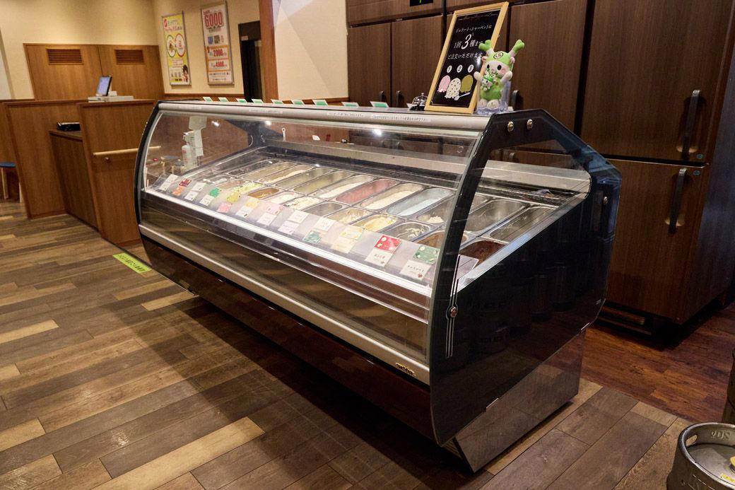 コロナ禍に展開を始めた幻の焼肉チェーン, ジェラートショーケースが印象的な店内, サイドメニュー豊富な食べ放題, 「胃袋が目覚める」豚タンから実食, 屋台感覚のサイドメニューも楽しい, 謎チェーンはお得な「プチ贅沢焼肉店」だった