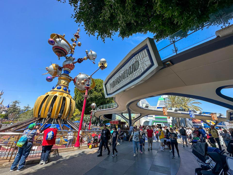9. Six Flags Discovery Kingdom (Vallejo), 8. California’s Great America (Santa Clara), 7. Santa Cruz Beach Boardwalk (Santa Cruz), 6. Six Flags Magic Mountain (Valencia), 5. SeaWorld San Diego (San Diego), 4. Knott’s Berry Farm (Buena Park), 3. Universal Studios Hollywood (Universal City), 2. Disney California Adventure (Anaheim), 1. Disneyland Park (Anaheim)