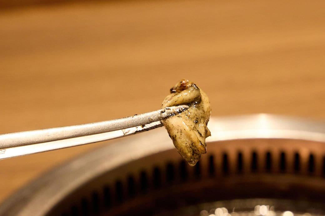 コロナ禍に展開を始めた幻の焼肉チェーン, ジェラートショーケースが印象的な店内, サイドメニュー豊富な食べ放題, 「胃袋が目覚める」豚タンから実食, 屋台感覚のサイドメニューも楽しい, 謎チェーンはお得な「プチ贅沢焼肉店」だった