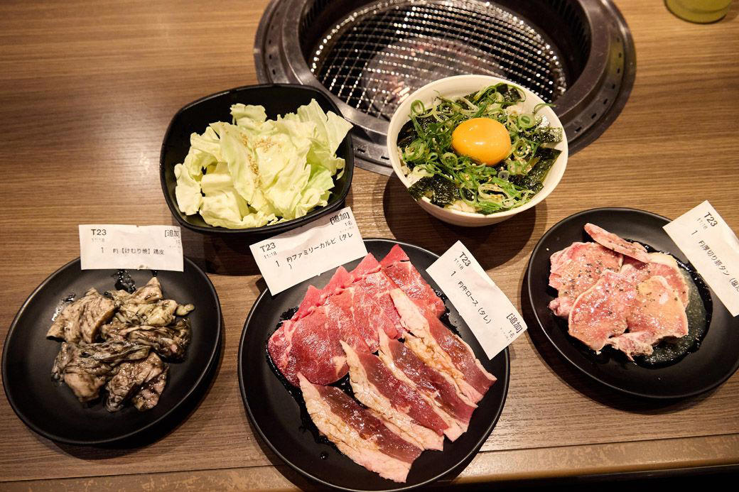 コロナ禍に展開を始めた幻の焼肉チェーン, ジェラートショーケースが印象的な店内, サイドメニュー豊富な食べ放題, 「胃袋が目覚める」豚タンから実食, 屋台感覚のサイドメニューも楽しい, 謎チェーンはお得な「プチ贅沢焼肉店」だった