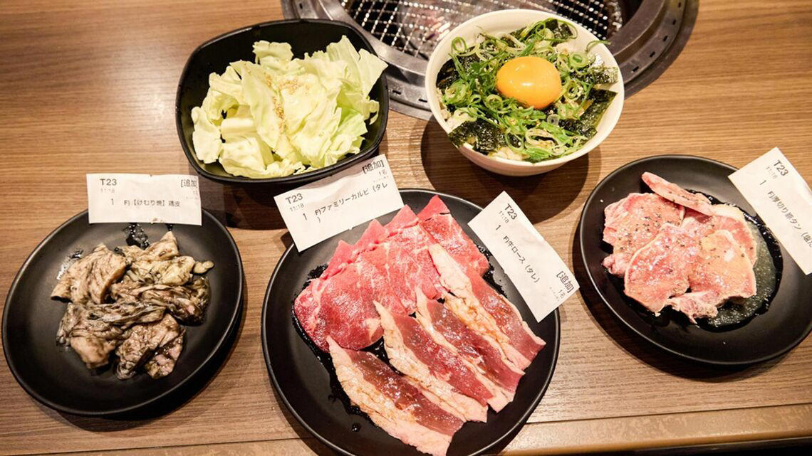 コロナ禍に展開を始めた幻の焼肉チェーン, ジェラートショーケースが印象的な店内, サイドメニュー豊富な食べ放題, 「胃袋が目覚める」豚タンから実食, 屋台感覚のサイドメニューも楽しい, 謎チェーンはお得な「プチ贅沢焼肉店」だった