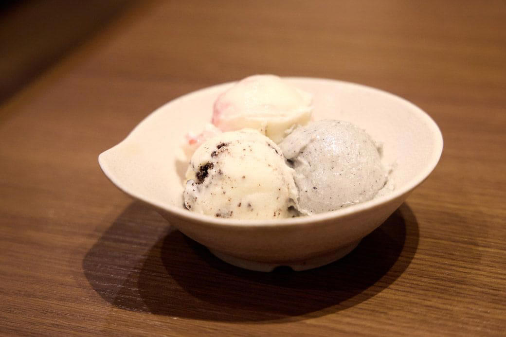 コロナ禍に展開を始めた幻の焼肉チェーン, ジェラートショーケースが印象的な店内, サイドメニュー豊富な食べ放題, 「胃袋が目覚める」豚タンから実食, 屋台感覚のサイドメニューも楽しい, 謎チェーンはお得な「プチ贅沢焼肉店」だった
