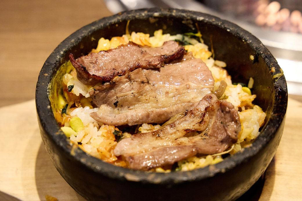 コロナ禍に展開を始めた幻の焼肉チェーン, ジェラートショーケースが印象的な店内, サイドメニュー豊富な食べ放題, 「胃袋が目覚める」豚タンから実食, 屋台感覚のサイドメニューも楽しい, 謎チェーンはお得な「プチ贅沢焼肉店」だった