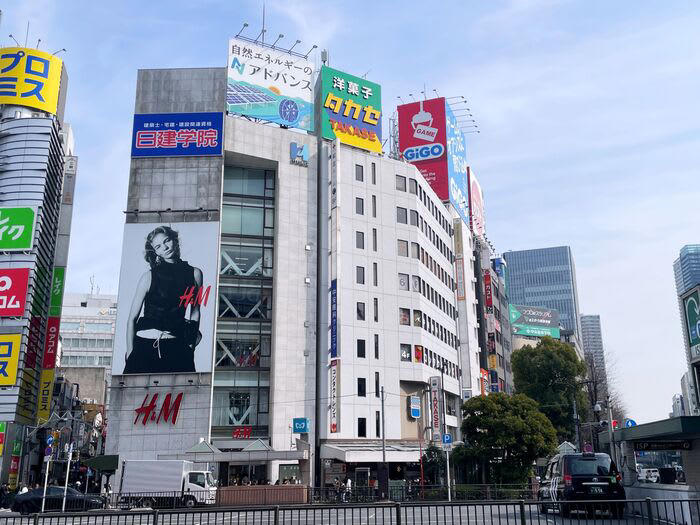 100年以上の歴史を誇る。池袋の老舗洋菓子店「タカセ」, どこで楽しめる？目的に合わせて選びたい都内5店舗ガイド, ビル丸ごとレトロな世界観！「タカセ池袋本店」は全フロアが見逃せない, 「タカセ池袋本店」2階の喫茶室でノスタルジックな朝活を, 衝撃！トーストおかわり自由の「モーニングAセット」, 【食レポ】朝から大満足のモーニング, タカセの名物「アーモンドチュイル」の正体とは！, 【実食】ザクザク感が止まらない！一度食べたら沼る“魔性の焼き菓子”体験, 期待を超えた！「アーモンドチュイル」のザクザク体験, 池袋に行ったら「タカセ」へ寄らなきゃ損！