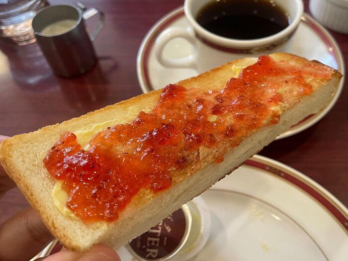 100年以上の歴史を誇る。池袋の老舗洋菓子店「タカセ」, どこで楽しめる？目的に合わせて選びたい都内5店舗ガイド, ビル丸ごとレトロな世界観！「タカセ池袋本店」は全フロアが見逃せない, 「タカセ池袋本店」2階の喫茶室でノスタルジックな朝活を, 衝撃！トーストおかわり自由の「モーニングAセット」, 【食レポ】朝から大満足のモーニング, タカセの名物「アーモンドチュイル」の正体とは！, 【実食】ザクザク感が止まらない！一度食べたら沼る“魔性の焼き菓子”体験, 期待を超えた！「アーモンドチュイル」のザクザク体験, 池袋に行ったら「タカセ」へ寄らなきゃ損！