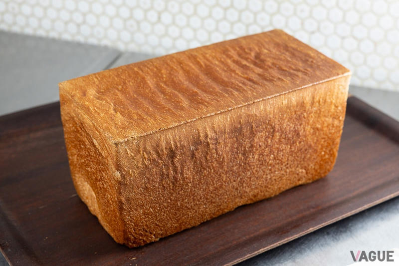 半歩先の思考から作り出される個性溢れるパンの数々, トロパントウキョウのスペシャリテ「クロワッサン」, セイロン島のシナモンパウダー使用、エキゾチックな香り漂う「シナモンロール」, 酸味控えめ、イタリア原産の小麦で作る「ディグルラクトのカンパーニュ」, こっちにもグルテン分解乳酸。「ディグルラクトのパンドミ食パン」, 見た目のインパクトもすごい。トロパンのホットドック「トロドッグ」500円