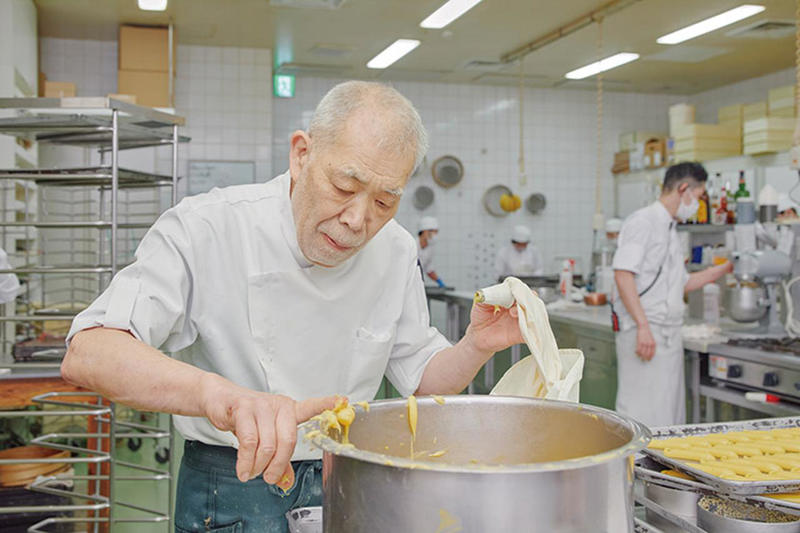 僕らの表現方法は、つくる菓子がすべて, 57年前に渡ったパリで学んだこと, いま目の前にあることに集中する, 甘さは控えるものではなく、秘めるもの