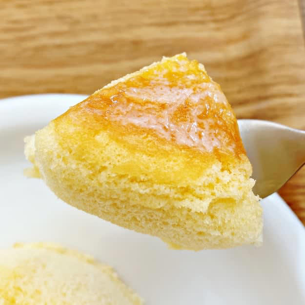 モスバーガー＆カフェでは、濃厚な味わいの「ふんわりスフレパンケーキ」を販売中です。, ふわふわ食感のスフレパンケーキ。, 甘じょっぱさがたまらないです！, ふわふわで厚みのある生地は、ややしっとりとしています。, ドリンクと一緒に味わうのがおすすめ！, パンケーキといえば、むさしの森珈琲の「特製ふわっとろパンケーキ」もおすすめです。