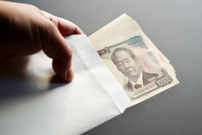 公的年金の基本「国民年金と厚生年金」による2階建ての仕組みとは, 2026年度の年金額はいくら？国民年金と厚生年金のモデルケースを紹介, 1回の支給額「約47万5000円」の根拠は？標準的な夫婦のモデルケースを解説, 最新データで見るシニア世代の平均年金受給額, 厚生年金の平均受給月額（国民年金を含む）, 国民年金（老齢基礎年金）の平均受給月額, 夫婦の働き方でどう変わる？年金受給額をパターン別に比較, 年金の仕組みを理解し、自身の受給額を把握して老後に備える