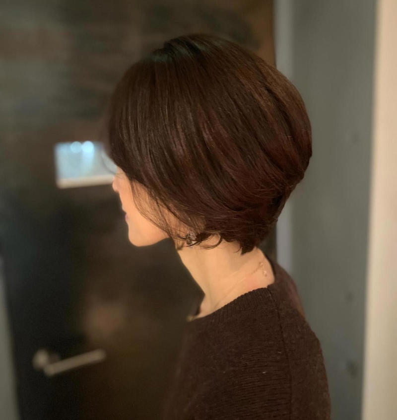 首元を美しく魅せるレイヤーショートボブ, ラベンダーカラーが艶めくひし形ショートボブ, 毛流れが美しいエアリーなショートボブ, パーマを活かした優しい丸みのショートボブ