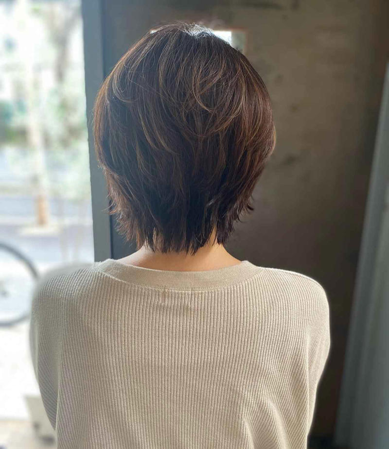 首元を美しく魅せるレイヤーショートボブ, ラベンダーカラーが艶めくひし形ショートボブ, 毛流れが美しいエアリーなショートボブ, パーマを活かした優しい丸みのショートボブ
