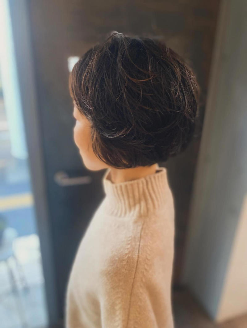 首元を美しく魅せるレイヤーショートボブ, ラベンダーカラーが艶めくひし形ショートボブ, 毛流れが美しいエアリーなショートボブ, パーマを活かした優しい丸みのショートボブ