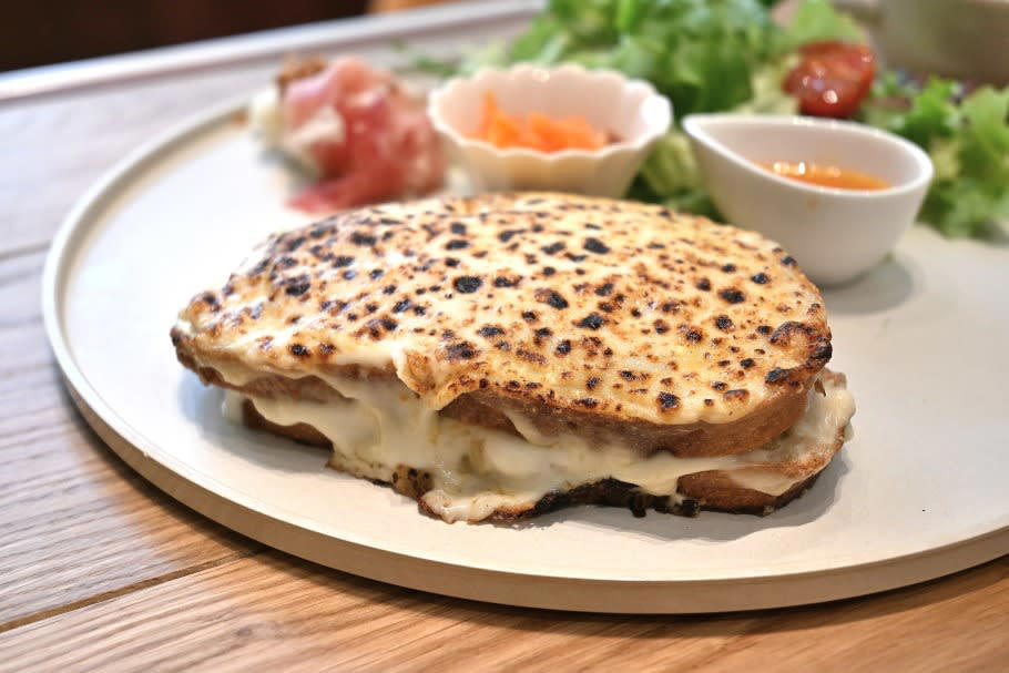 80種以上のパンが躍る！「ブーランジェリーShow」で心ときめくショータイム, 罪深いほど美味しい…！看板メニュー「幸せのアップルパイ」, 焼きたてが一番のご馳走！ひまわり色のカフェで味わう「日常の贅沢」, 「職人だけが知っている美味しさ」を届けるブランチ, 妥協ナシ！食事メニューと魅惑のスイーツ, 地元に愛され、新しい風を吹かせる場所に, 阿倍野の街に咲いた「ひまわり」で、心躍るパン体験を