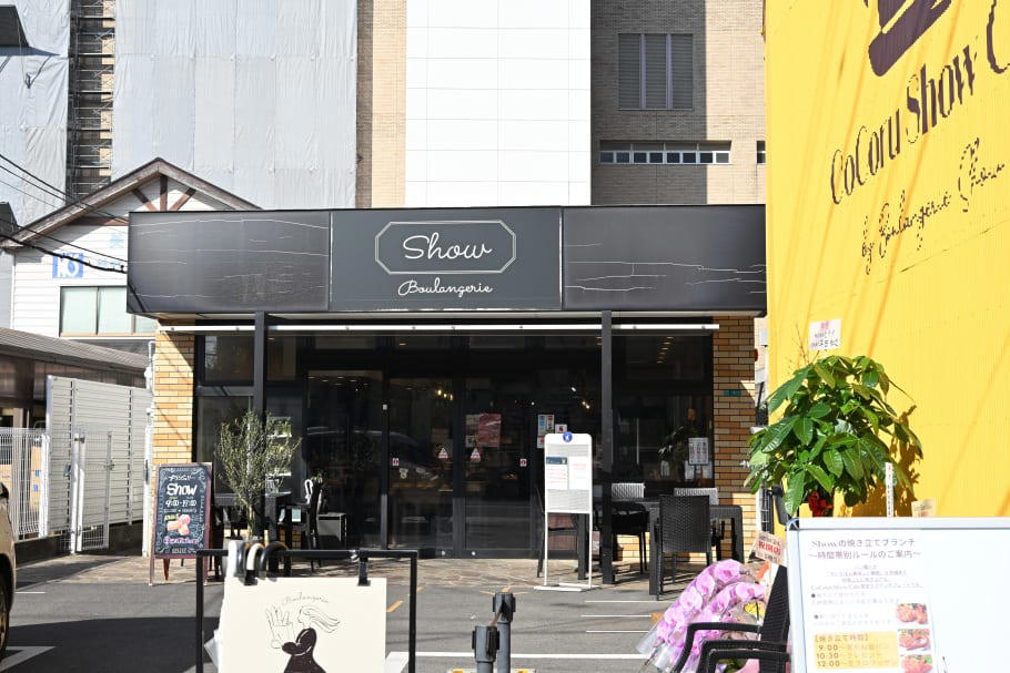80種以上のパンが躍る！「ブーランジェリーShow」で心ときめくショータイム, 罪深いほど美味しい…！看板メニュー「幸せのアップルパイ」, 焼きたてが一番のご馳走！ひまわり色のカフェで味わう「日常の贅沢」, 「職人だけが知っている美味しさ」を届けるブランチ, 妥協ナシ！食事メニューと魅惑のスイーツ, 地元に愛され、新しい風を吹かせる場所に, 阿倍野の街に咲いた「ひまわり」で、心躍るパン体験を