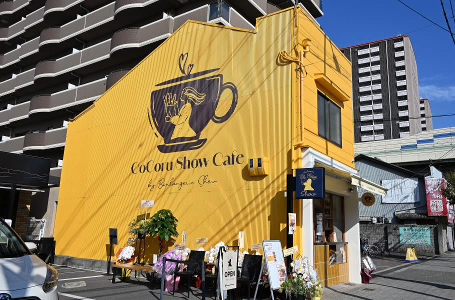 80種以上のパンが躍る！「ブーランジェリーShow」で心ときめくショータイム, 罪深いほど美味しい…！看板メニュー「幸せのアップルパイ」, 焼きたてが一番のご馳走！ひまわり色のカフェで味わう「日常の贅沢」, 「職人だけが知っている美味しさ」を届けるブランチ, 妥協ナシ！食事メニューと魅惑のスイーツ, 地元に愛され、新しい風を吹かせる場所に, 阿倍野の街に咲いた「ひまわり」で、心躍るパン体験を