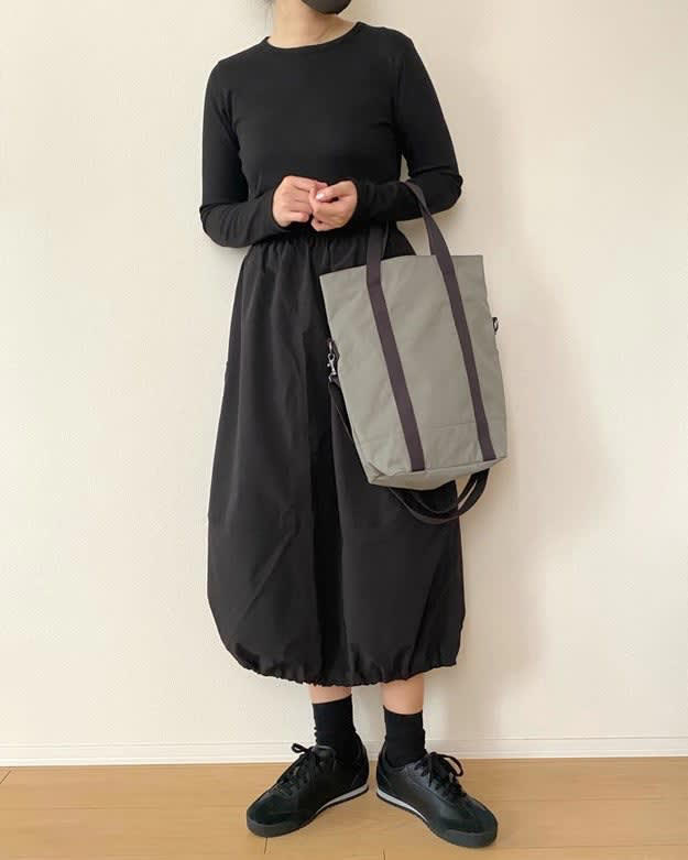 無印良品から、デイリー使いにぴったりな「新作バッグ」が登場！, 深さのある縦長フォルムが使いやすい、トートバッグです。, ノートPCやペットボトルもすっぽり収まる大きめサイズ。, ファスナー付き＆撥水素材で、機能面でも安心感があります。, トートとショルダー、2つの持ち方ができるのがポイントです。, 普段のコーデになじむ、バイカラーデザインもお気に入り！, こちらもオシャレなデザイン！ユニクロの「ドローストリングバッグ」もおすすめです。