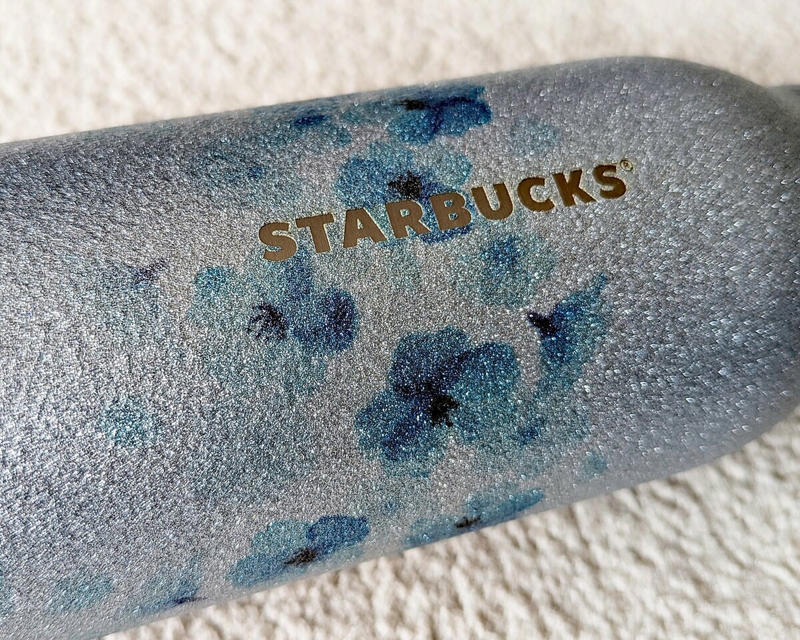 スタバの桜グッズ第2弾は「青い桜」, ピンクとの相性もバツグン, いちおしは桜柄入りグリッターボトル, 桜グッズはいくつあっても飽きない！