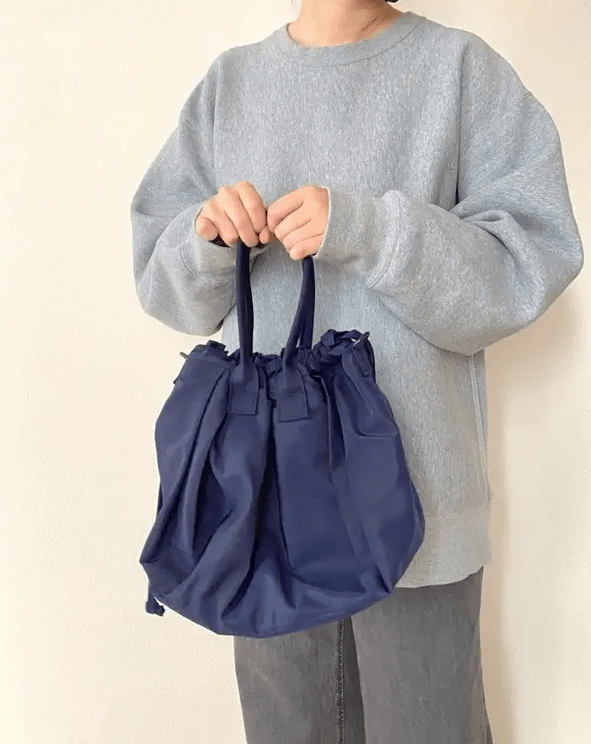 無印良品から、デイリー使いにぴったりな「新作バッグ」が登場！, 深さのある縦長フォルムが使いやすい、トートバッグです。, ノートPCやペットボトルもすっぽり収まる大きめサイズ。, ファスナー付き＆撥水素材で、機能面でも安心感があります。, トートとショルダー、2つの持ち方ができるのがポイントです。, 普段のコーデになじむ、バイカラーデザインもお気に入り！, こちらもオシャレなデザイン！ユニクロの「ドローストリングバッグ」もおすすめです。
