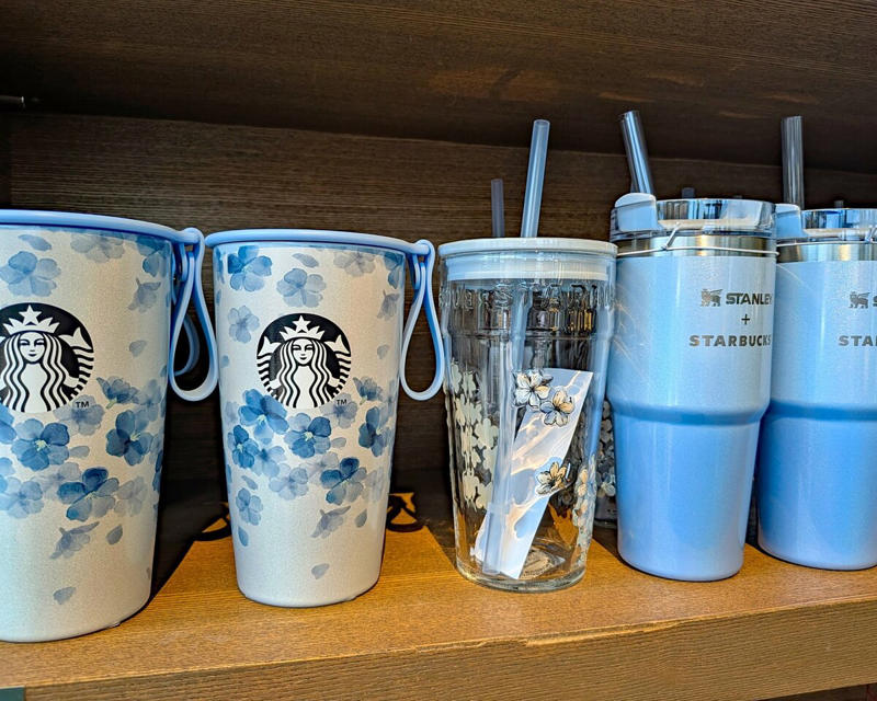 スタバの桜グッズ第2弾は「青い桜」, ピンクとの相性もバツグン, いちおしは桜柄入りグリッターボトル, 桜グッズはいくつあっても飽きない！