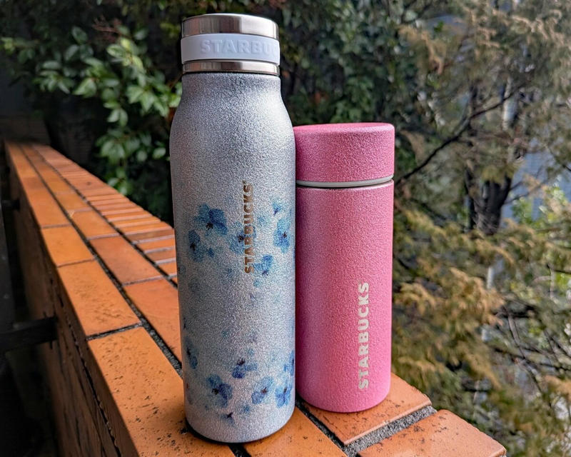 スタバの桜グッズ第2弾は「青い桜」, ピンクとの相性もバツグン, いちおしは桜柄入りグリッターボトル, 桜グッズはいくつあっても飽きない！