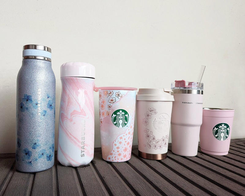 スタバの桜グッズ第2弾は「青い桜」, ピンクとの相性もバツグン, いちおしは桜柄入りグリッターボトル, 桜グッズはいくつあっても飽きない！