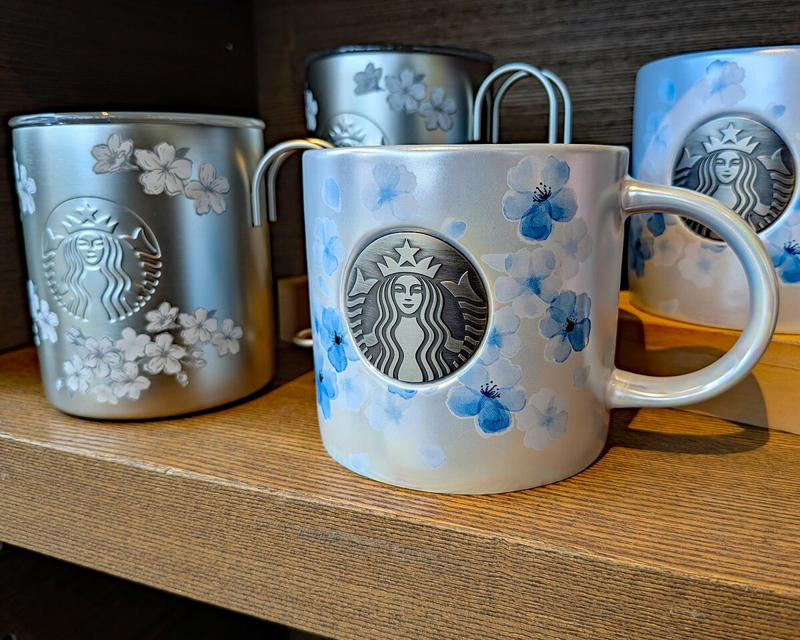 スタバの桜グッズ第2弾は「青い桜」, ピンクとの相性もバツグン, いちおしは桜柄入りグリッターボトル, 桜グッズはいくつあっても飽きない！
