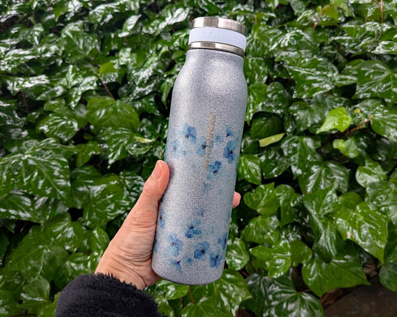 スタバの桜グッズ第2弾は「青い桜」, ピンクとの相性もバツグン, いちおしは桜柄入りグリッターボトル, 桜グッズはいくつあっても飽きない！