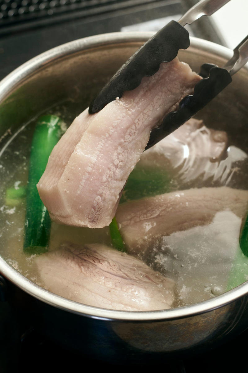 中国の食卓に並ぶ、ありふれた「家ごはん」を, 家庭の数だけ味がある, 「豚バラ照り焼き〜家常紅焼肉」, 箸が止まらない…罪なほどご飯に合う！