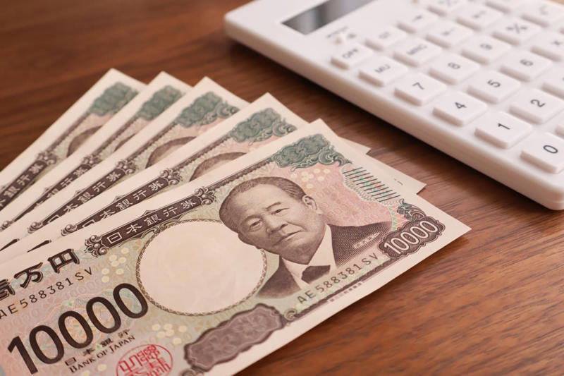 働きながら年金を受け取るシニア必見！「在職老齢年金制度」が改正されます, 在職老齢年金とは？, 支給停止の基準額が大幅に引き上げられる, 年金受給者向けの公的支援制度2選, 年金生活者支援給付金, 働くシニア向けの公的支援制度3選, 高年齢求職者給付金, 高年齢雇用継続給付, 「自分が使える支援はあるのか」定期的に確認しよう