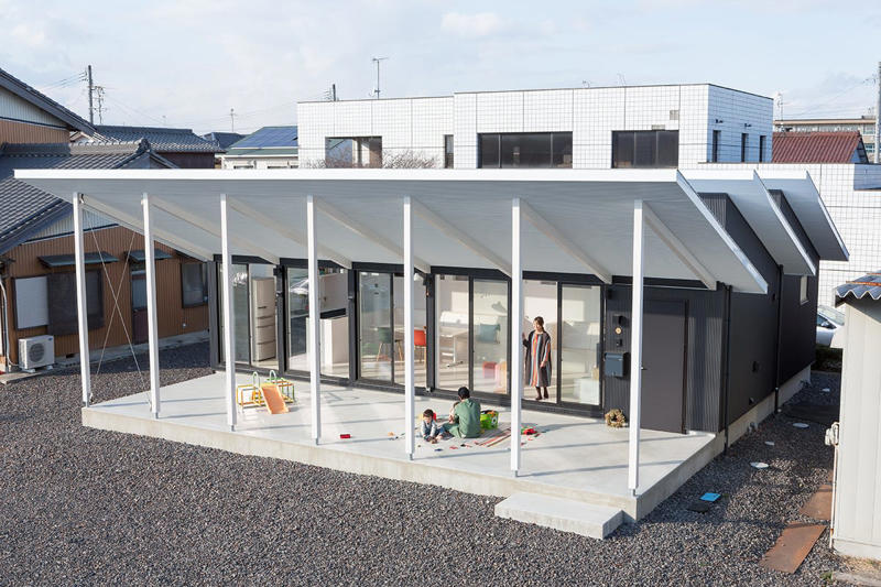 設計哲学インタビュー／循環の“かなめ”となる建築、自然とつながる“Delightfulな建築を目指して, 建築事例7選／これまでに手掛けた、あるいは計画中のプロジェクトを紹介, ■ 住宅「上野の立体長屋」, ■ オフィスビル「GOOD CYCLE BUILDING 001」, ■ 住宅「一宮のノコギリ屋根」, ■ 住宅「16の窓とペチカの家」, ■ インスタレーション「循環のかなめ──自然とつながる建築」, ■ サウナ小屋「築土庵」, Q&amp;A／設計者であり、研究者。建築家としての「個性」にどう辿り着いたのか？, 建築家を志した理由やきっかけは？ , 影響や感銘を受けた建築家、建築は？, 建築業界に言いたいことはありますか？, いつか叶えたい夢があれば教えてください