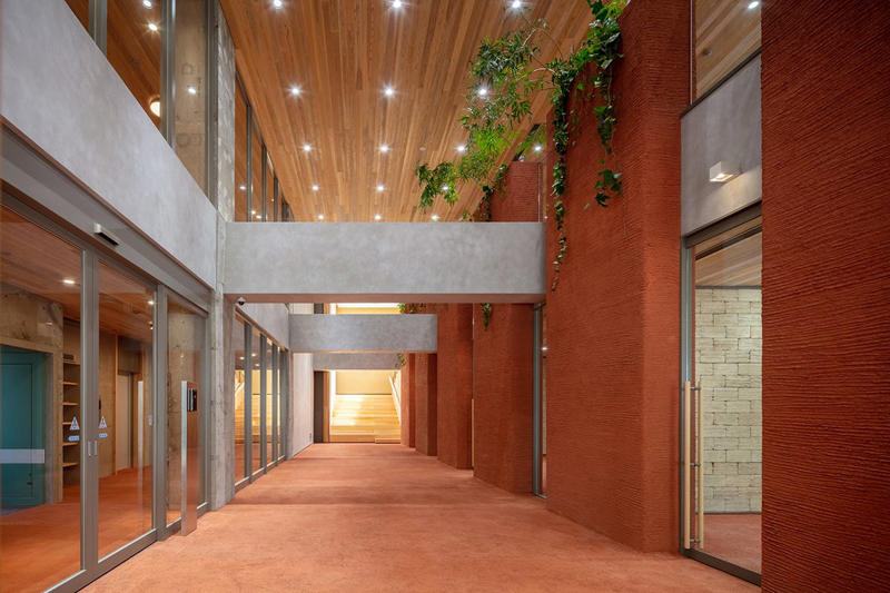 設計哲学インタビュー／循環の“かなめ”となる建築、自然とつながる“Delightfulな建築を目指して, 建築事例7選／これまでに手掛けた、あるいは計画中のプロジェクトを紹介, ■ 住宅「上野の立体長屋」, ■ オフィスビル「GOOD CYCLE BUILDING 001」, ■ 住宅「一宮のノコギリ屋根」, ■ 住宅「16の窓とペチカの家」, ■ インスタレーション「循環のかなめ──自然とつながる建築」, ■ サウナ小屋「築土庵」, Q&amp;A／設計者であり、研究者。建築家としての「個性」にどう辿り着いたのか？, 建築家を志した理由やきっかけは？ , 影響や感銘を受けた建築家、建築は？, 建築業界に言いたいことはありますか？, いつか叶えたい夢があれば教えてください