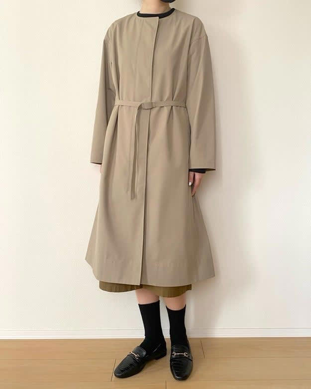ユニクロCから、オンオフ問わず着回せる「新作アウター」が登場！, きれいめコーデと相性が良い、ノーカラータイプのロングコートです。, ボタンやベルトなど、細部のディテールまでこだわったデザイン。, 両サイドにはポケット付きで、スマホの持ち歩きに便利です。, イベントにも普段のお出かけにも使えるから、ヘビロテしちゃいそう！, こちらもオシャレなデザイン！無印良品の「紳士 二重編みＶネックカーディガン」もおすすめですよ。