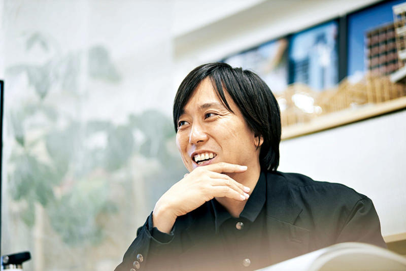 設計哲学インタビュー／循環の“かなめ”となる建築、自然とつながる“Delightfulな建築を目指して, 建築事例7選／これまでに手掛けた、あるいは計画中のプロジェクトを紹介, ■ 住宅「上野の立体長屋」, ■ オフィスビル「GOOD CYCLE BUILDING 001」, ■ 住宅「一宮のノコギリ屋根」, ■ 住宅「16の窓とペチカの家」, ■ インスタレーション「循環のかなめ──自然とつながる建築」, ■ サウナ小屋「築土庵」, Q&amp;A／設計者であり、研究者。建築家としての「個性」にどう辿り着いたのか？, 建築家を志した理由やきっかけは？ , 影響や感銘を受けた建築家、建築は？, 建築業界に言いたいことはありますか？, いつか叶えたい夢があれば教えてください