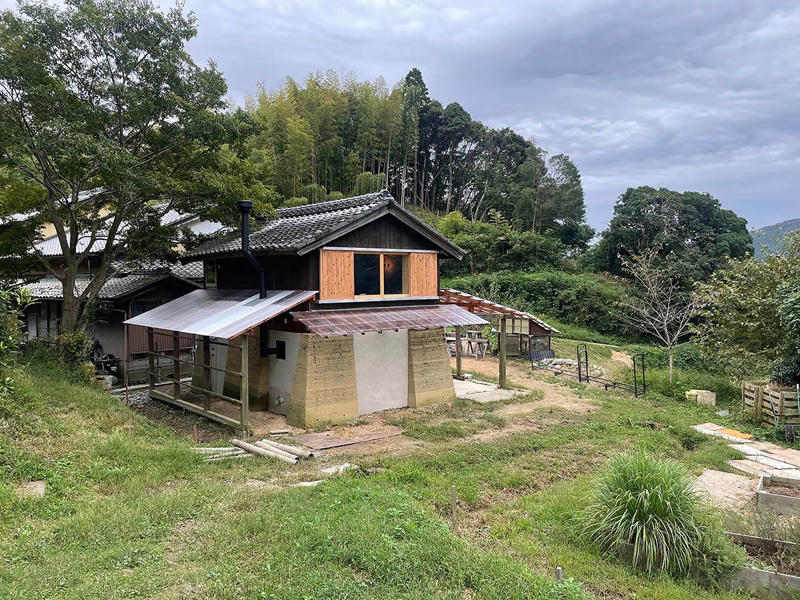 設計哲学インタビュー／循環の“かなめ”となる建築、自然とつながる“Delightfulな建築を目指して, 建築事例7選／これまでに手掛けた、あるいは計画中のプロジェクトを紹介, ■ 住宅「上野の立体長屋」, ■ オフィスビル「GOOD CYCLE BUILDING 001」, ■ 住宅「一宮のノコギリ屋根」, ■ 住宅「16の窓とペチカの家」, ■ インスタレーション「循環のかなめ──自然とつながる建築」, ■ サウナ小屋「築土庵」, Q&amp;A／設計者であり、研究者。建築家としての「個性」にどう辿り着いたのか？, 建築家を志した理由やきっかけは？ , 影響や感銘を受けた建築家、建築は？, 建築業界に言いたいことはありますか？, いつか叶えたい夢があれば教えてください