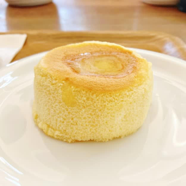 モスバーガー＆カフェでは、濃厚な味わいの「ふんわりスフレパンケーキ」を販売中です。, ふわふわ食感のスフレパンケーキ。, 甘じょっぱさがたまらないです！, ふわふわで厚みのある生地は、ややしっとりとしています。, ドリンクと一緒に味わうのがおすすめ！, パンケーキといえば、むさしの森珈琲の「特製ふわっとろパンケーキ」もおすすめです。